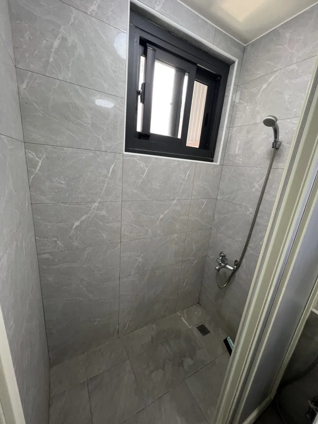 S 48570585 0