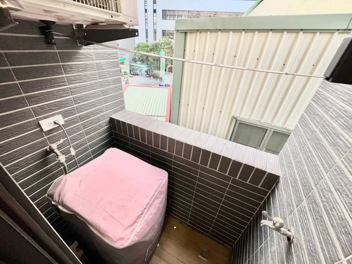 S 563576843 0