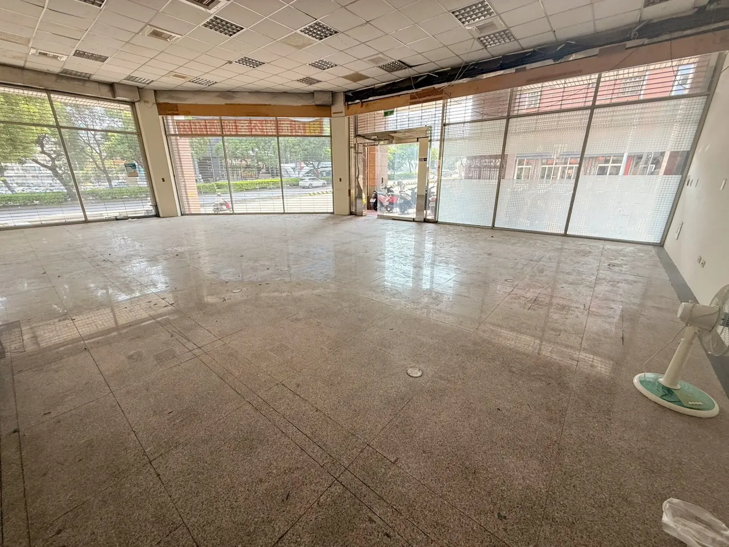 Line Album 世紀聯盟店面 租金9.5w 260810 3 0