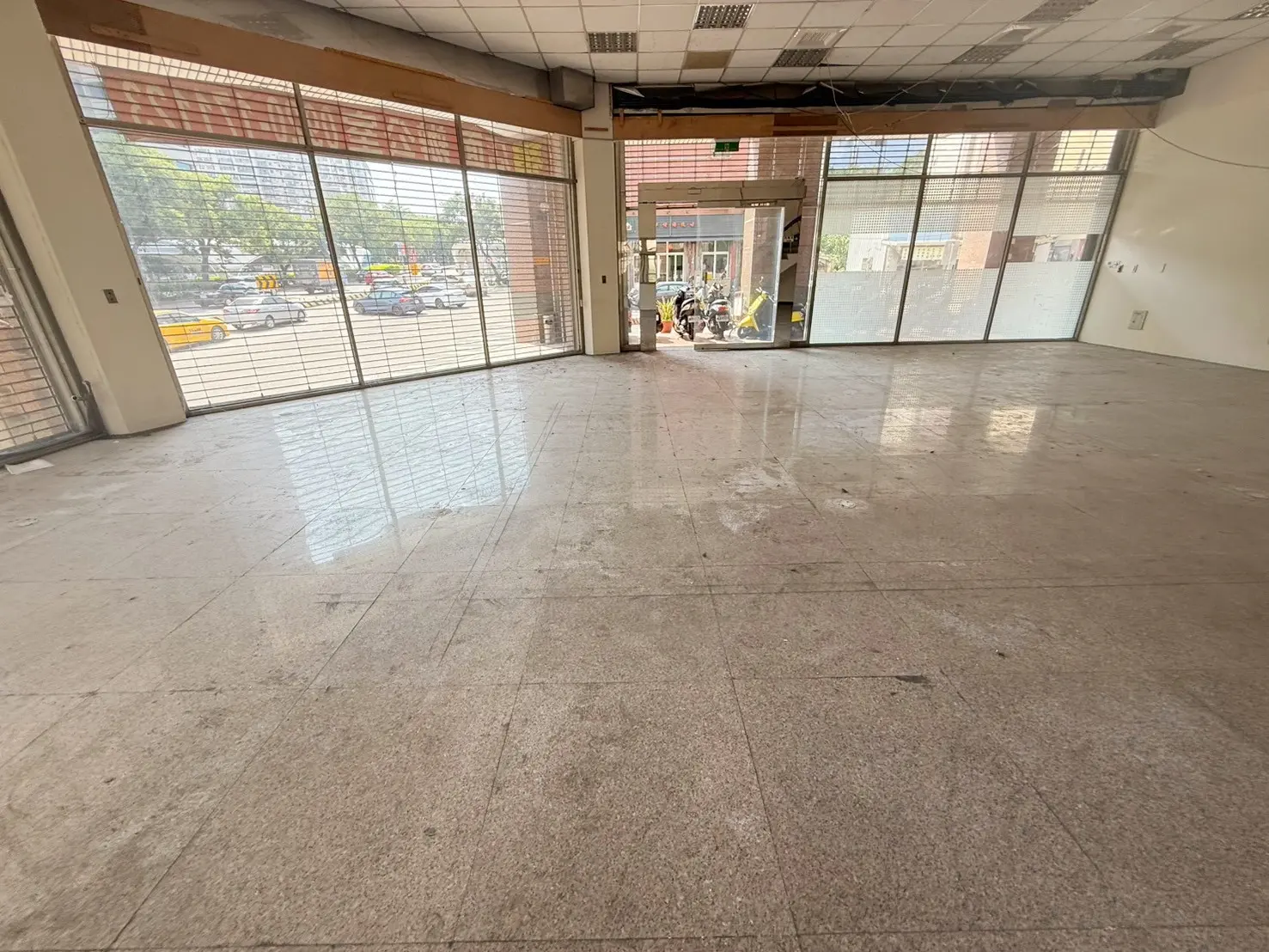 Line Album 世紀聯盟店面 租金9.5w 260810 6 0