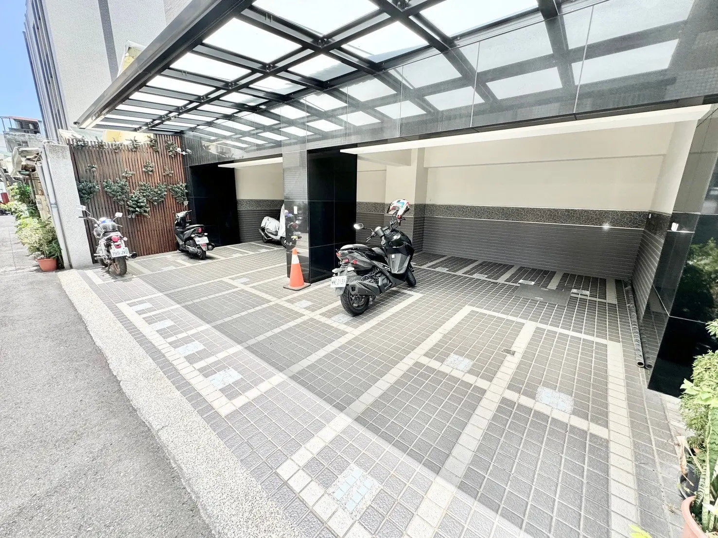 S 582705223 0